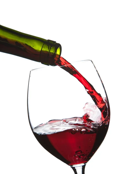 絶縁ガラスに注ぐ赤ワイン — ストック写真