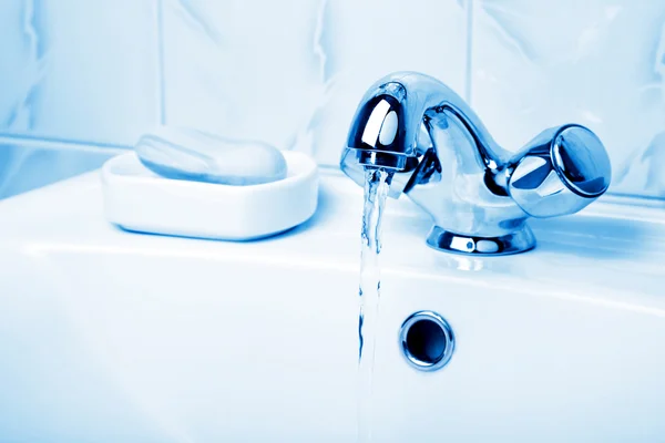 Кран для ванной и мыло — стоковое фото