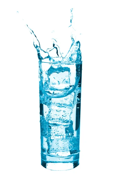 Spritzwasser im Glas isoliert — Stockfoto