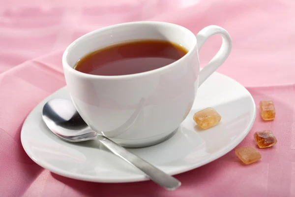 Tasse Tee über rosa — Stockfoto