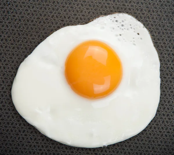 Жареное яйцо над кастрюлей — стоковое фото