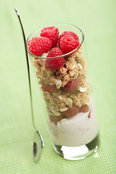 Крупа з ягодами та йогуртом — стокове фото