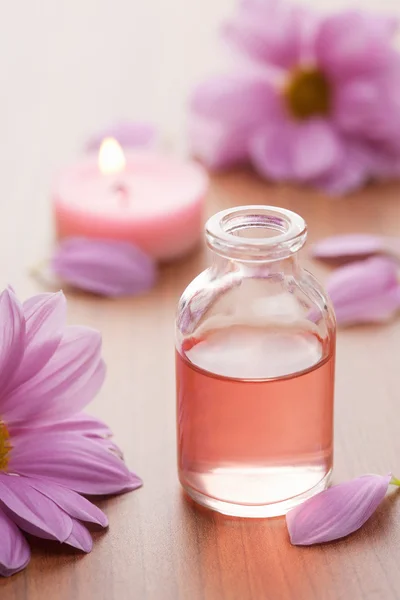 Esenciální olej a květiny — Stock fotografie