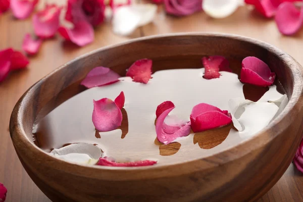 Petals in bowl — Stock Photo, Image