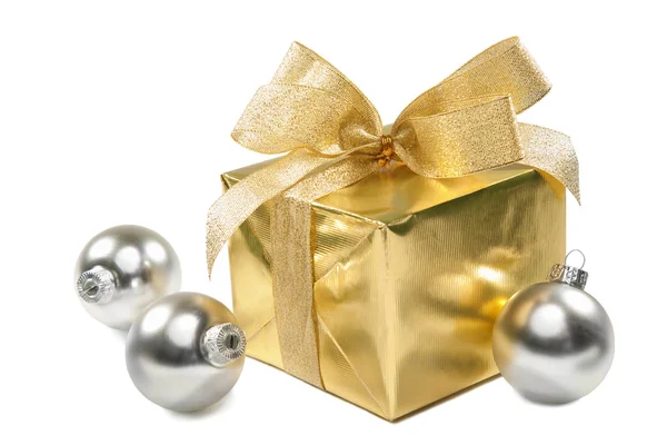 Confezione regalo e palle isolate — Foto Stock