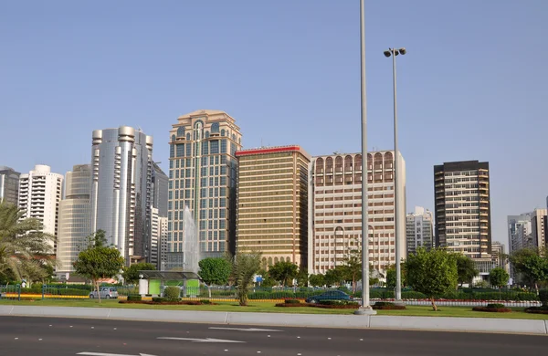 Улица небоскребов Абу-Даби — стоковое фото