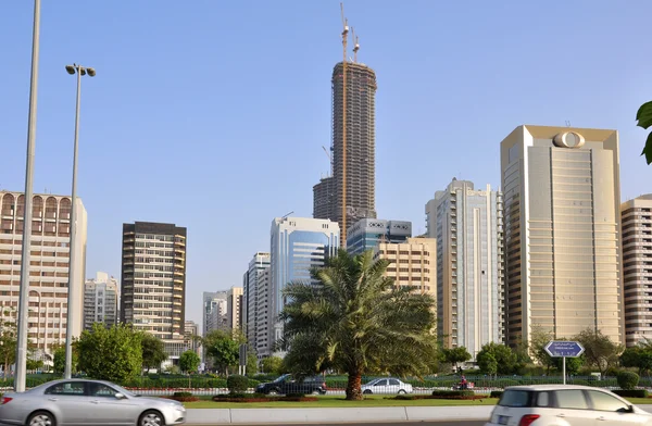 Rua de arranha-céus em Abu-Dhabi — Fotografia de Stock