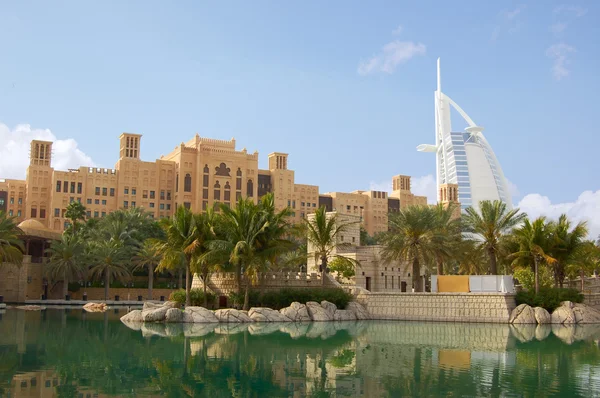 Burj al arab sedd från madinat jumeirah — Stockfoto