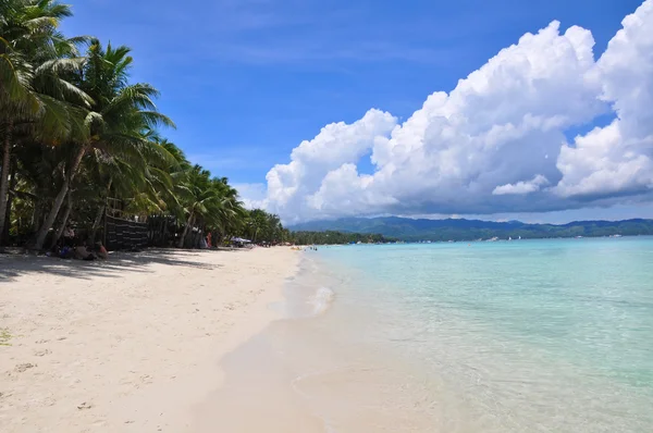 Belle plage de sable blanc à Boracay — Photo