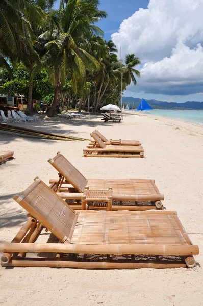 ボラカイ完璧な熱帯の白い砂浜のビーチの椅子 — ストック写真
