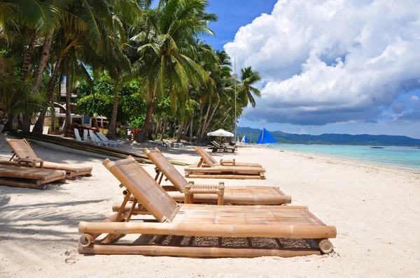 Plážová lehátka na dokonalé tropické pláži s bílým pískem v boracay — Stock fotografie