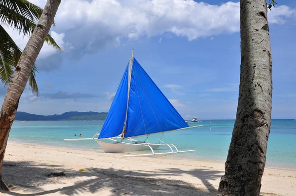 Traditional paraw sailing boat on white beach on boracay island — Stock Photo, Image