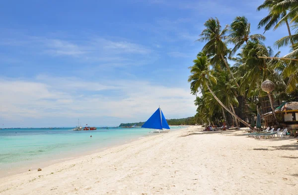 Voilier traditionnel sur plage de sable blanc sur l'île de Boracay — Photo