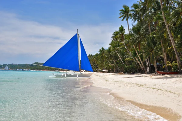 Traditionelles Paraw-Segelboot am weißen Strand auf der Insel Boracay — Stockfoto