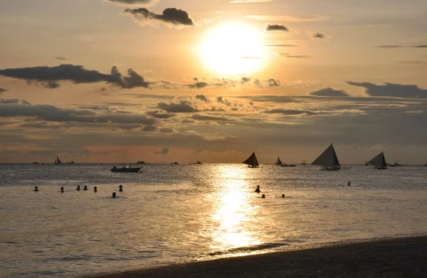 Jachty żaglowe z piękne zachody słońca w boracay — Zdjęcie stockowe