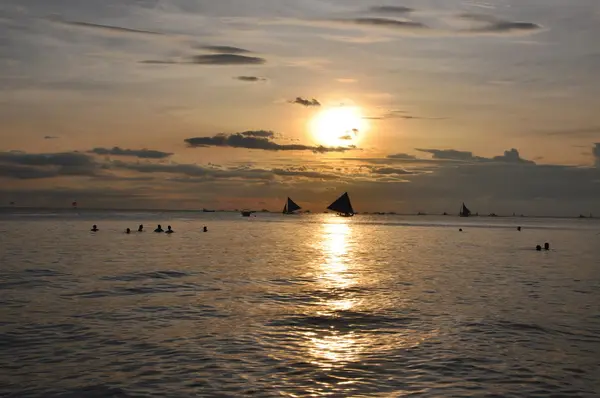 Segelbåt mot vacker solnedgång i boracay — Stockfoto