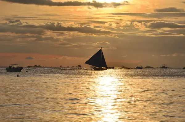 Veleiro contra o belo pôr do sol em Boracay — Fotografia de Stock
