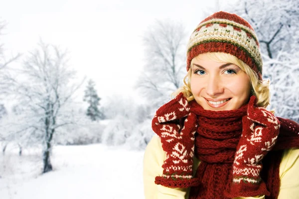 Güzel bir genç kadın kış giyim — Stok fotoğraf