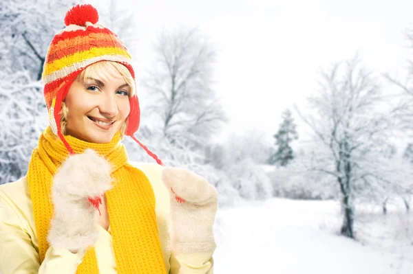 冬の衣類の美しい若い女性 — ストック写真