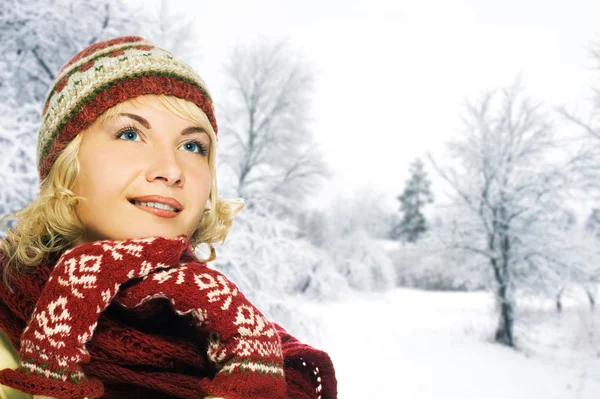 Vacker ung kvinna i vinterkläder — Stockfoto
