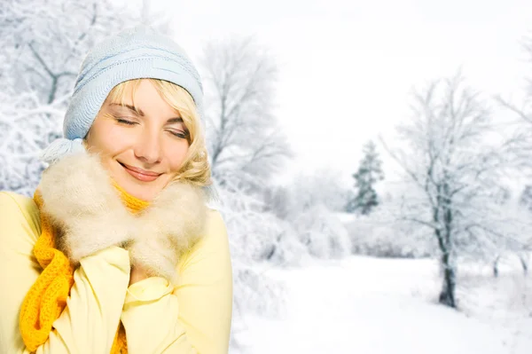 美丽的年轻女子在冬季服装 — 图库照片