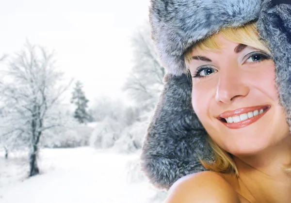Όμορφη νεαρή γυναίκα στη γούνα-καπάκι χειμώνα — Φωτογραφία Αρχείου