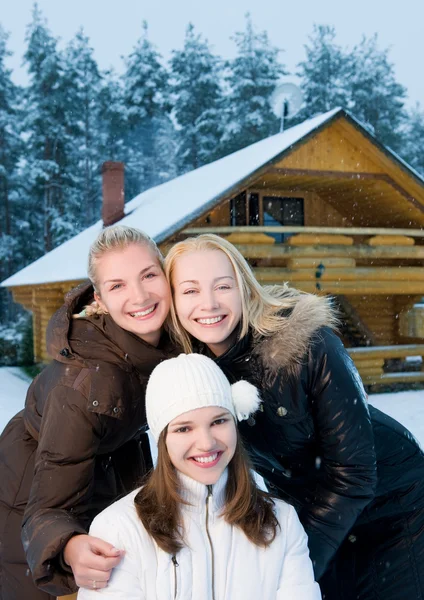 Mooie vrouwen in winter kleding buitenshuis — Stockfoto