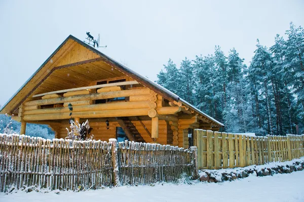 Gezellige houten huisje — Stockfoto