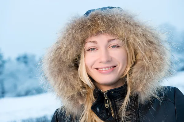 Szczęśliwa młoda kobieta korzystających zima — Zdjęcie stockowe