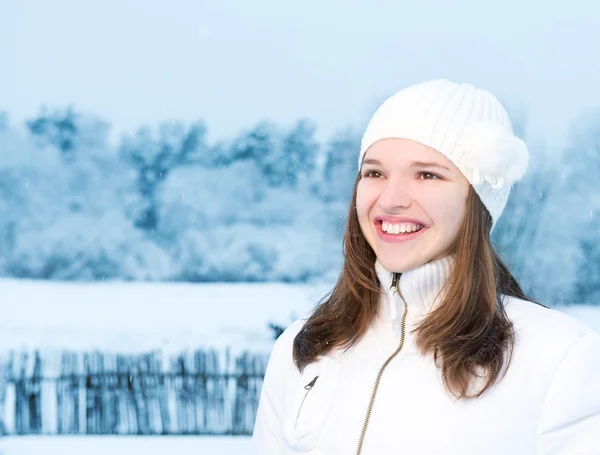 Piękna Młoda Kobieta Zimie Odzieży Zewnątrz — Zdjęcie stockowe