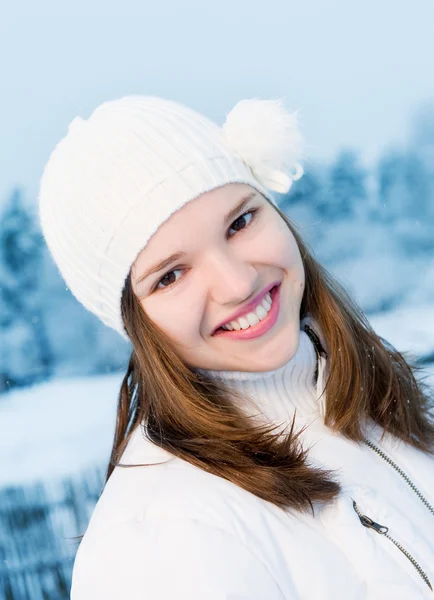 Kış Giyim Açık Havada Güzel Genç Kadın — Stok fotoğraf