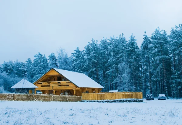 Уютный деревянный домик — стоковое фото
