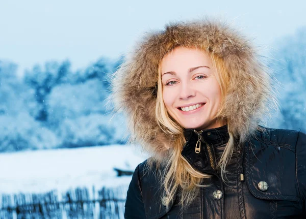 Glückliche junge Frau genießt den Winter — Stockfoto