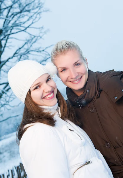 Två vackra kvinnor i vinter kläder utomhus — Stockfoto