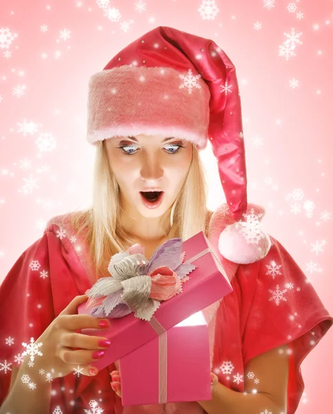 Mrs santa öppna en presentförpackning — Stockfoto
