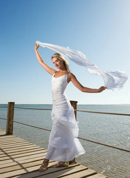 Mujer Rubia Con Chal Blanco Relajándose Cerca Del Mar —  Fotos de Stock