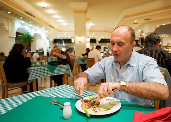 Άνθρωπος Τρώει Μια Αίθουσα Εκδηλώσεων Εστιατόριο — Φωτογραφία Αρχείου