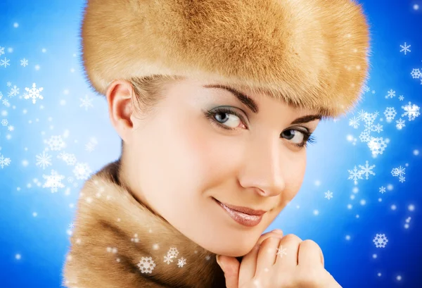 Красивая молодая женщина в меховой шапке — стоковое фото