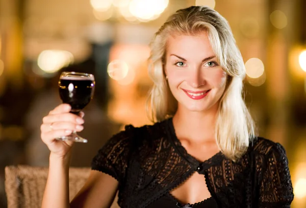 Όμορφη Νεαρή Γυναίκα Πόσιμο Κόκκινο Κρασί Ένα Εστιατόριο — Φωτογραφία Αρχείου