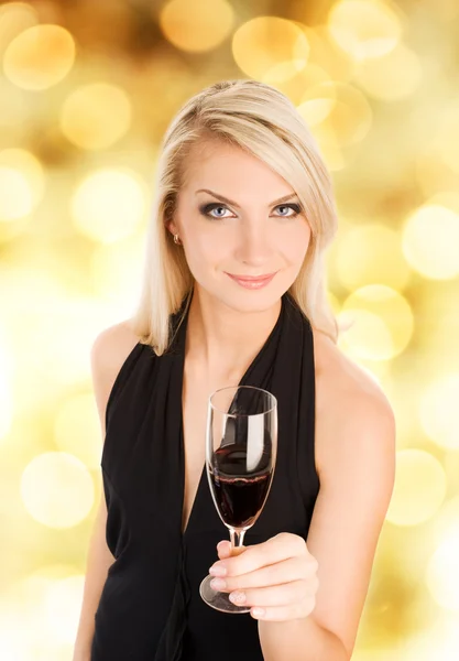 Vacker Ung Kvinna Med Ett Glas Vin Över Abstrakta Suddig — Stockfoto