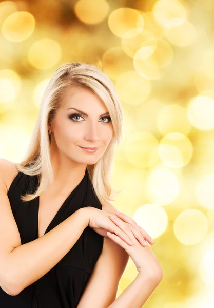 Schöne blonde Frau über abstrakten Hintergrund — Stockfoto