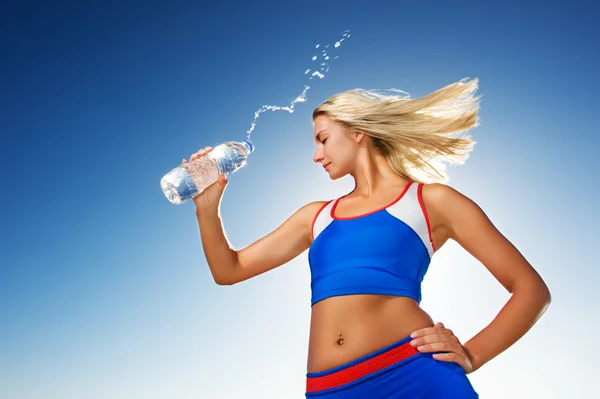 フィットネス運動後の若い女性の飲料水 — ストック写真
