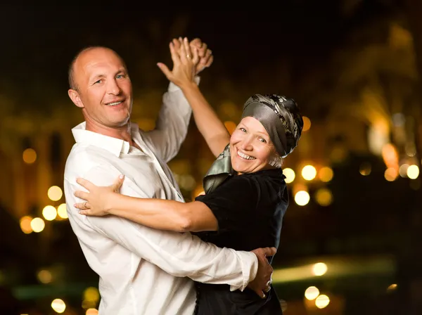 Casal de meia-idade dançando valsa à noite — Fotografia de Stock