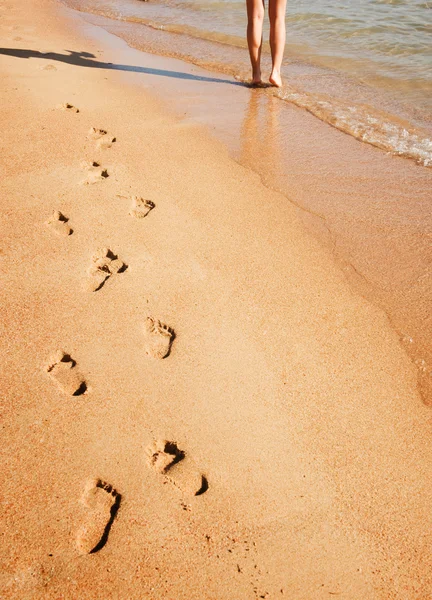 Žena Kráčí Pláži — Stock fotografie