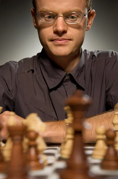 Maître d'échecs réfléchi — Photo