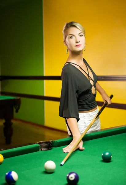 Schöne Blonde Frau Beim Billardspielen — Stockfoto