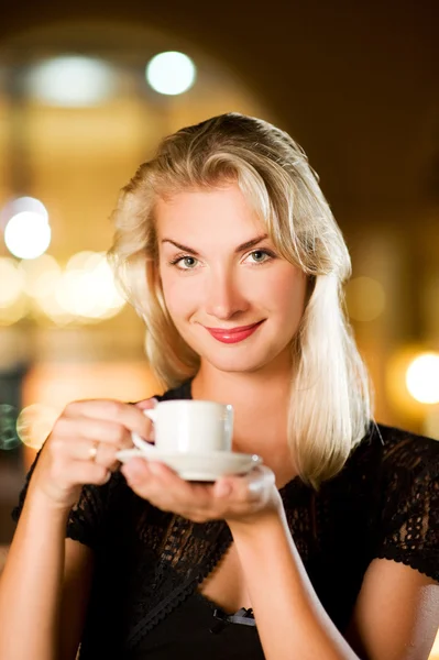 Vacker Ung Kvinna Dricker Rött Vin Restaurang — Stockfoto