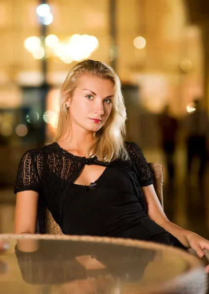 Bella giovane donna in un ristorante la sera — Foto Stock