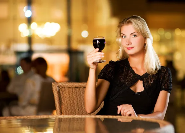 Hermosa Joven Bebiendo Vino Tinto Restaurante — Foto de Stock