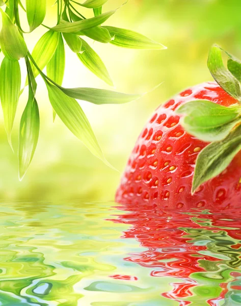 Ripe Raspberries Reflected Water — Stock Photo, Image
